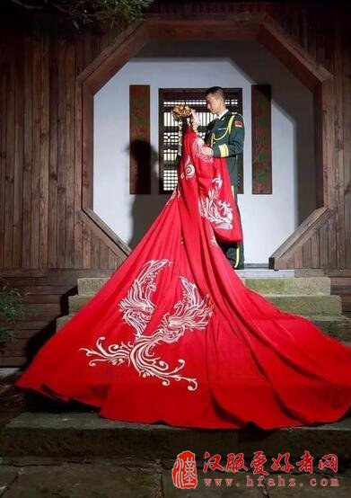 军装与汉服结合，这独一无二的婚礼美哭了！