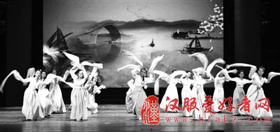 大学生们在舞台上演绎的汉服秀。南国都市报记者