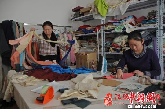 工作室员工正在手工制作汉服。　武俊杰　摄
