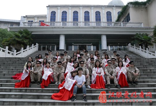 湖北商贸学院最美毕业照：当汉服遭遇宋仲基