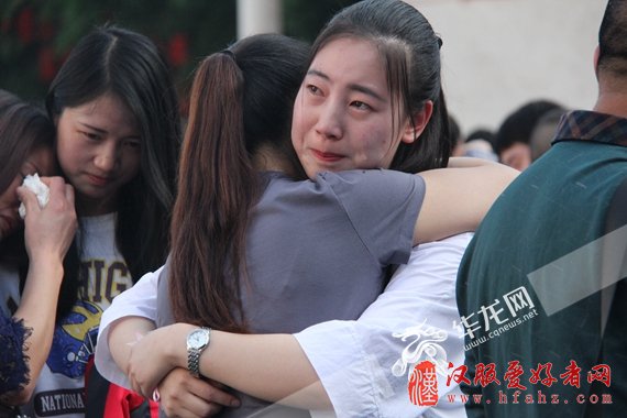 1000个拥抱2000封家书 一场成人礼唤起的感恩与责任