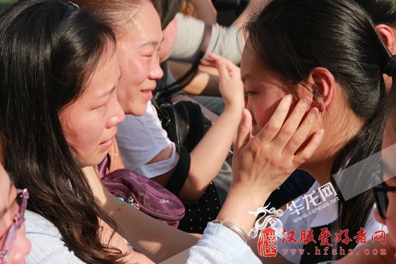 1000个拥抱2000封家书 一场成人礼唤起的感恩与责任