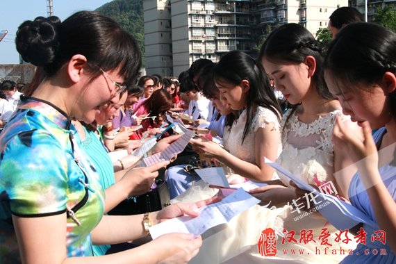 1000个拥抱2000封家书 一场成人礼唤起的感恩与责任