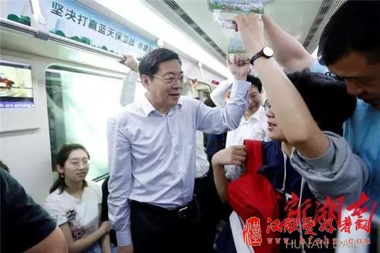 湖南省委书记杜家毫坐了趟地铁 有人欲让座被婉