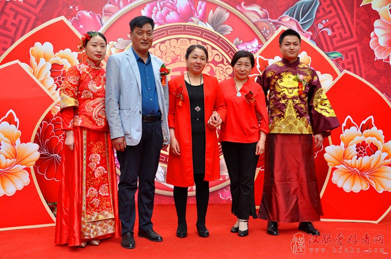 河南焦作：中式传统婚礼展民俗文化魅力