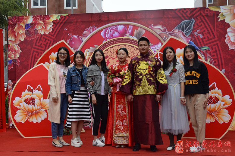 河南焦作：中式传统婚礼展民俗文化魅力