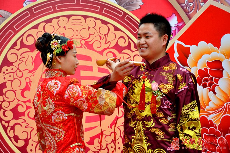 河南焦作：中式传统婚礼展民俗文化魅力