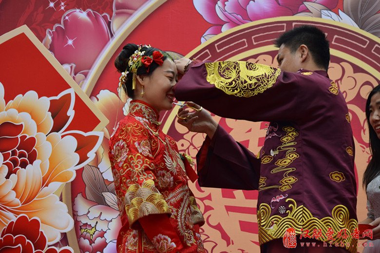 河南焦作：中式传统婚礼展民俗文化魅力