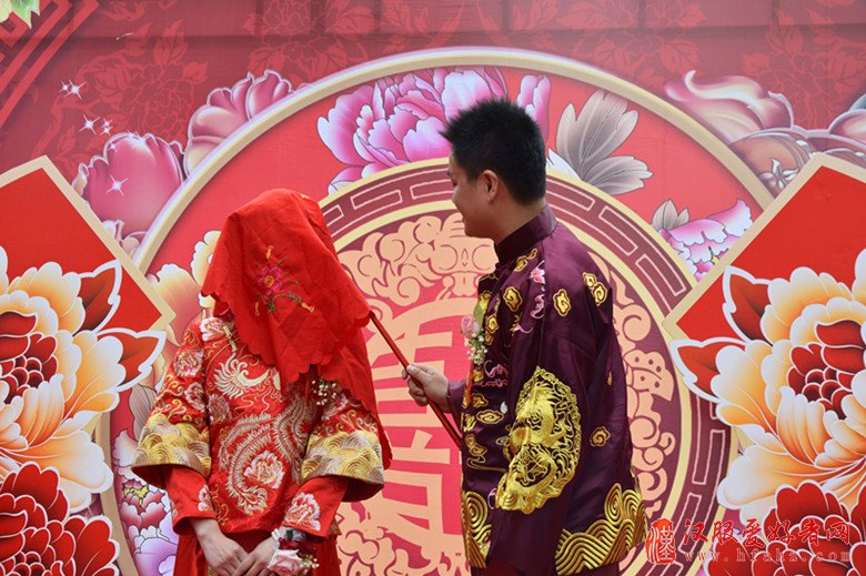 河南焦作：中式传统婚礼展民俗文化魅力