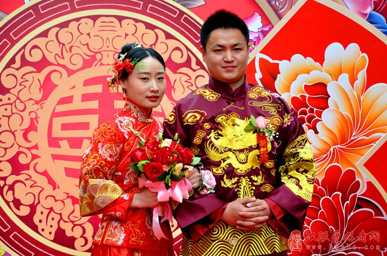 河南焦作：中式传统婚礼展民俗文化魅力
