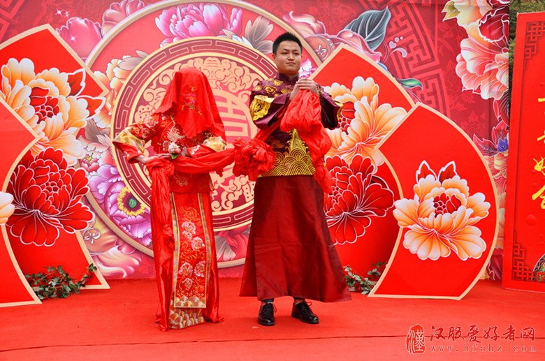 河南焦作：中式传统婚礼展民俗文化魅力