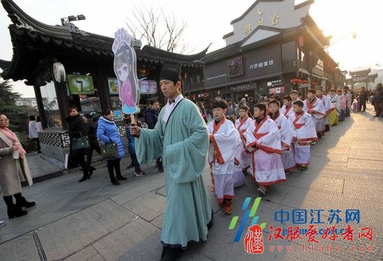 图为: 2017年1月16日，着汉服小朋友在着汉服的老师带领下，穿过文德桥，过棂星门，在行进中，孩子们也成了景区一道特别风景。