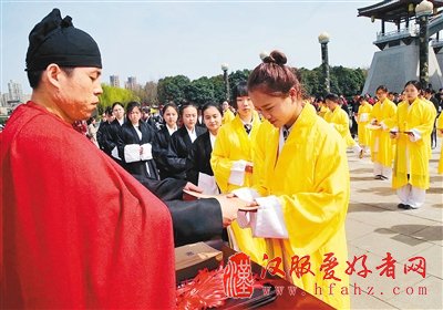 300多西安娃集体行“成人礼”