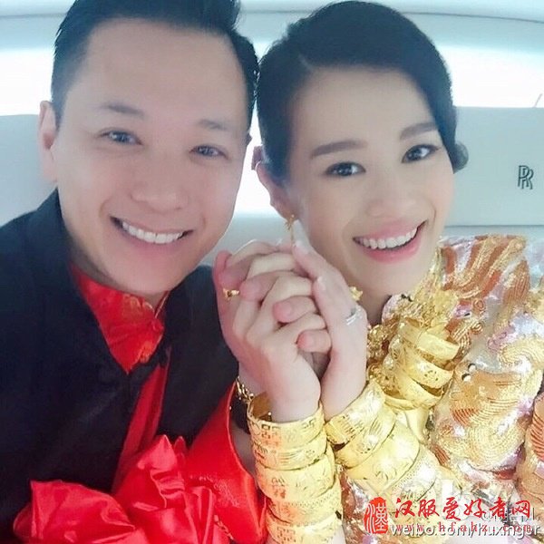 胡杏儿中式新娘造型，图片来自胡杏儿微博。