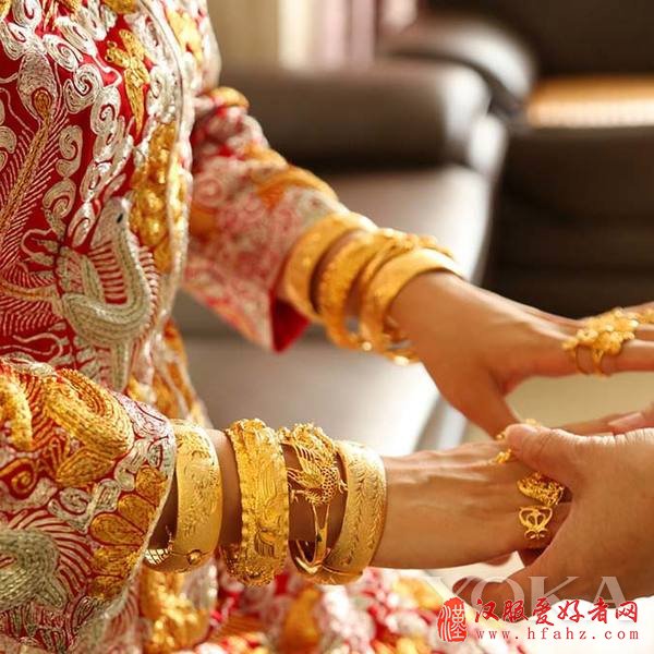新娘佩戴多只金镯，图片来自Asia Wedding Network。