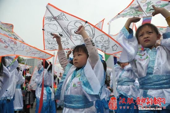 3月20日，中国农历“春分”节气。当日下午，成都数十名孩童在某商场楼顶上穿上汉服，学习汉服传统礼仪，同时以放风筝，喂“春牛”的形式迎接“春分”的到来。