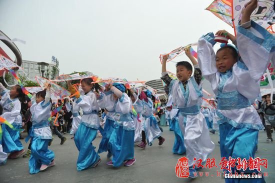 小孩子齐放风筝迎春分到来。