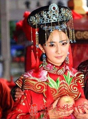 Baby凤冠霞帔美翻 中式婚礼装你更爱谁
