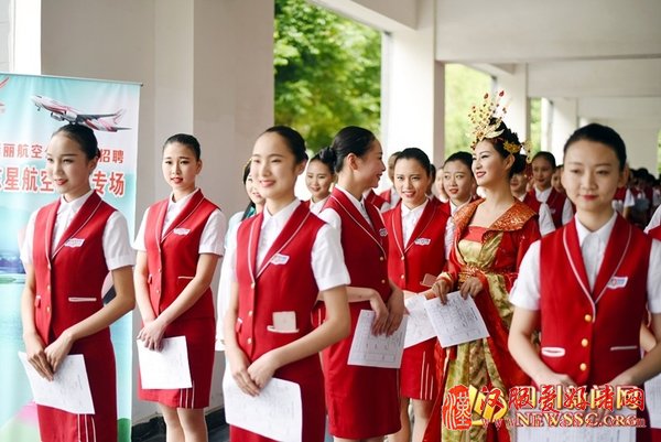 美女穿汉服应聘空姐 古典礼仪吸引考官(组图)