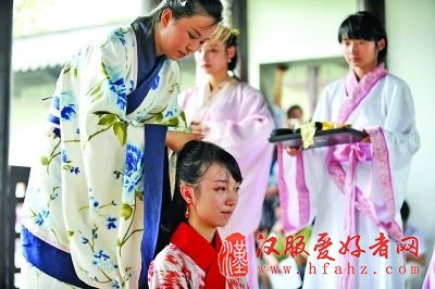 成人礼过程中从服装到过程都十分讲究。