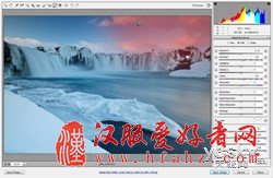 第一次调整图像是轻微的变黑。可以看出图像的右上角云彩和瀑布的对比度和清晰度，目的是获得更形象的云彩。