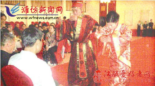 潍坊汉朝特色婚礼轰动全城 挂孔像遵周礼