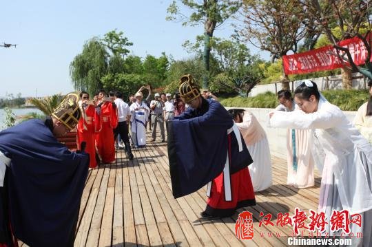 图为扬州办端午诗会重现古风。　肖文 摄