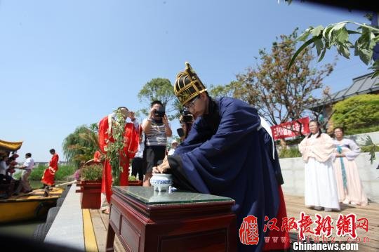 图为祭拜屈原，“主祭”拜焚祝文。　肖文 摄