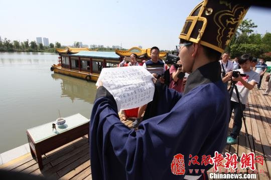 图为青年学子身着汉服吟诵《离骚》。　肖文 摄