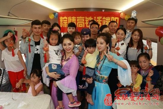 高铁美女乘务员身着汉服