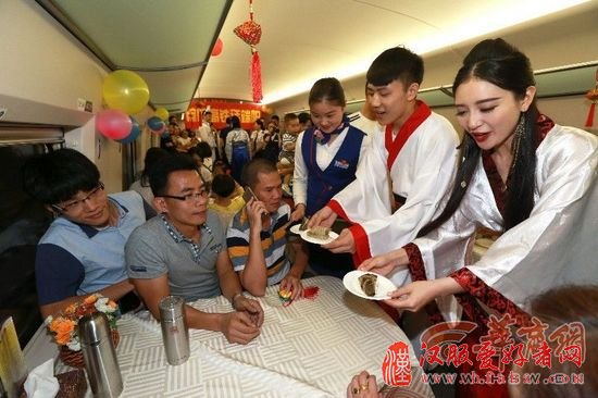 高铁美女乘务员身着汉服
