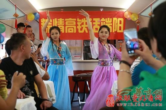 “帝高阳之苗裔兮,朕皇考曰伯庸;摄提贞于孟陬兮,惟庚寅吾以降……”今日,在西安北开往深圳北的G824次高铁列车上,《离骚》的诵读声朗朗传来,吸引了车厢内的所有旅客。