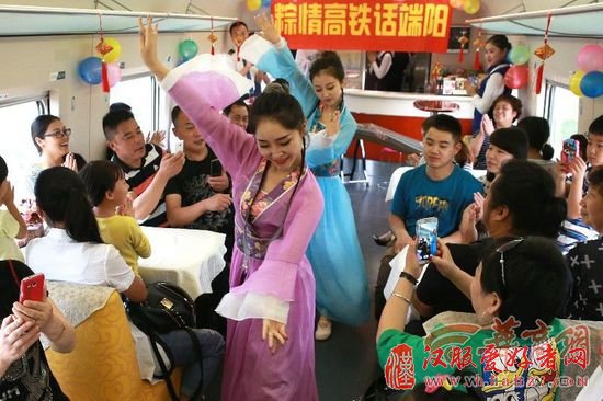高铁美女乘务员身着汉服