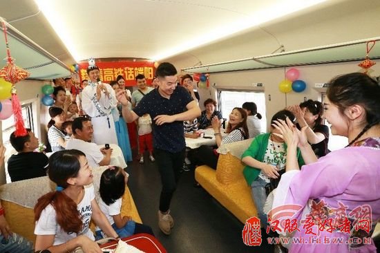 高铁美女乘务员身着汉服