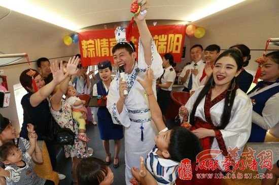 高铁美女乘务员身着汉服