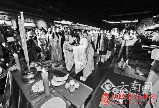 20日,昆明的许多公园也都过起了这个传统节日,尤其是一些汉文化爱好者,更是借此机会举办各种传统文化活动。昨晚7时30分,由云南汉服协会举办的第八届七夕文化节在翠湖拾翠滇文化中心举行,“祭祀织女星宿”“斗巧会”“拉红绳”等活动引人入胜,让市民和游客感受到了传统文化的魅力。