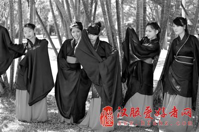 6月1日，海口端午祭祀屈原活动现场，大学生们的汉服秀。