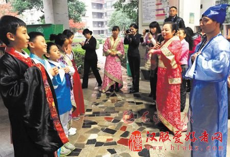 孩子们在物管志愿者引导下,着汉服、学礼仪,倡导文明。