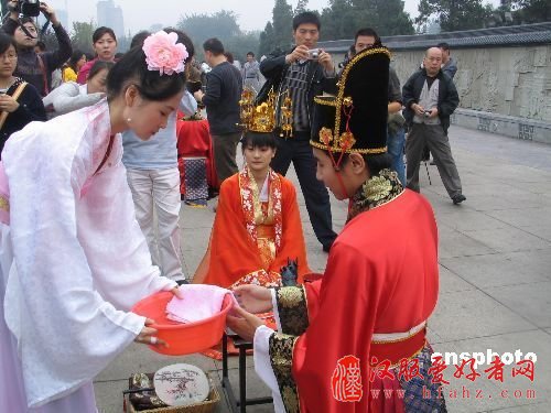 图：西安汉服集体婚礼“秀”领传统回归潮
