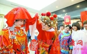 河南小伙办中式婚礼 带1个媒婆5个丫鬟迎亲(图)