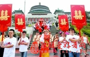 河南小伙办中式婚礼 带1个媒婆5个丫鬟迎亲(图)