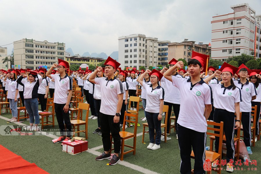 环江高中举行成人礼"致青春" 学生跨过"成人门"