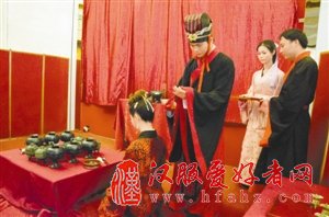 ▼断戈残骑与女友端午前穿汉服行周礼结婚，婚礼器皿靠集体设法置办。 （采访对象供图）