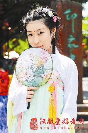 汉服端午祭屈原， 路上回头率很高。