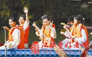 穿着汉服赛龙舟。