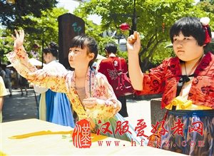 端午节的汉服飞镖比赛，宣扬传统节庆过法从孩子抓起。