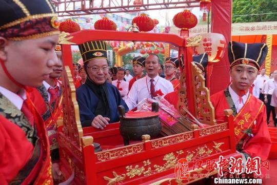 广东汕头千年赵祠重光，子孙着汉服行古礼祭祀。　陈启任 摄