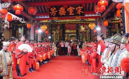 广东汕头千年赵祠重光，子孙着汉服行古礼祭祀。　陈启任 摄