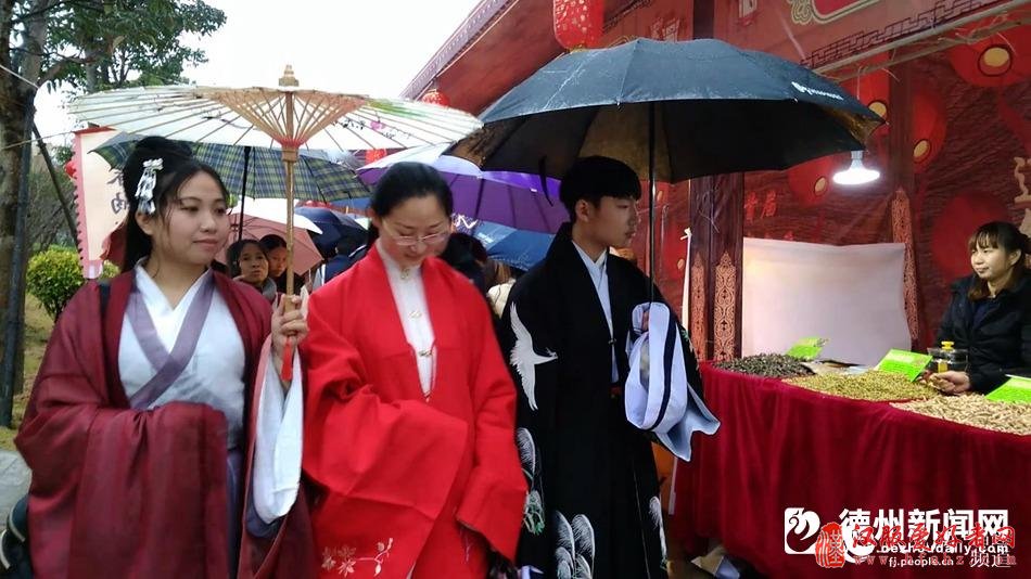 穿汉服跳新疆舞 福州复古庙会上演舌尖美食诱惑