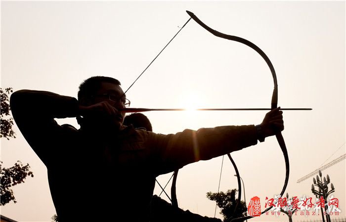 6高校40名弓手齐聚 穿汉服展射艺 大学生传统射箭
